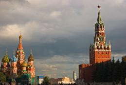 Szent Bazil-székesegyház és a Kreml Szpasszkaja-tornya, a Vörös téren, Moszkvában - Fotó: Dmitrij Azovcsev http://www.daphoto.info